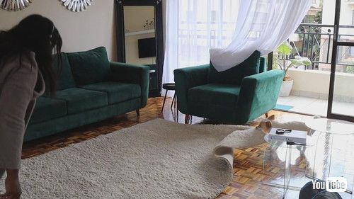 リビングルームを片付ける飼い主さん