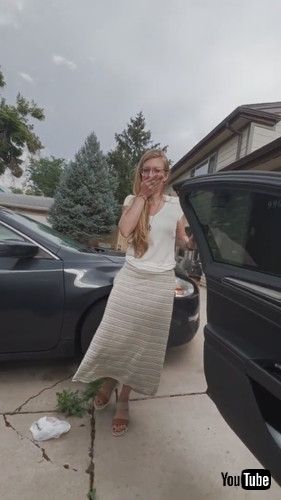 「Woman Reacts to Husband Surprising Her With New Puppy - 1371511」