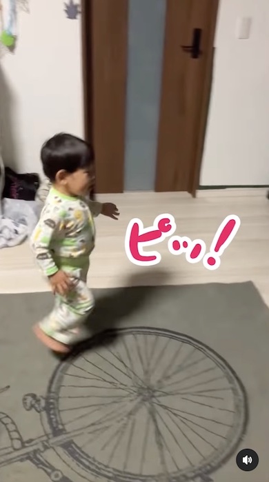 夜のルーティーンを始める男の子の写真