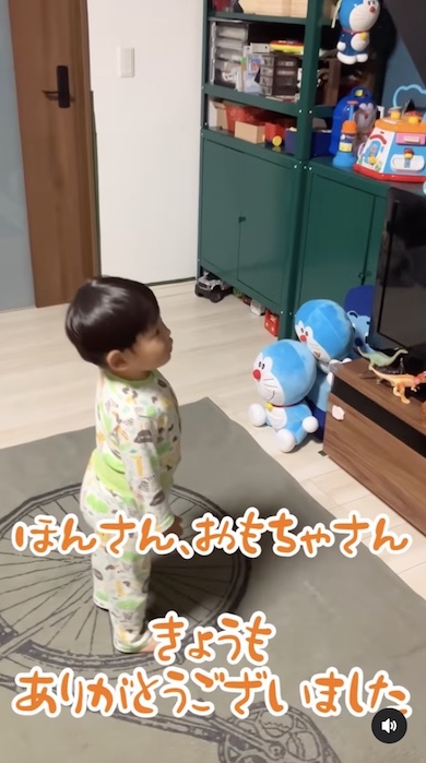 本やおもちゃに感謝する男の子の写真