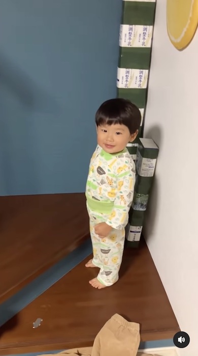 褒められて嬉しそうな男の子の写真