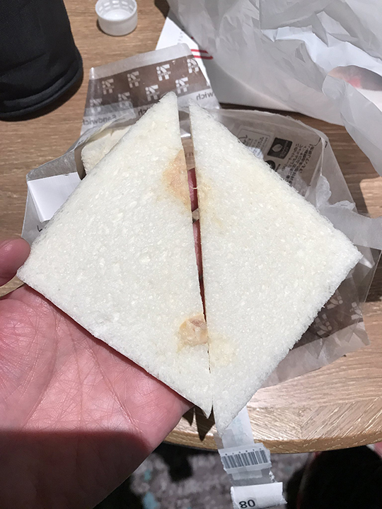 セブンイレブン、ミックスサンドのツナサンドにツナがなし