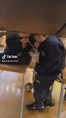 頭しか見えない姉妹