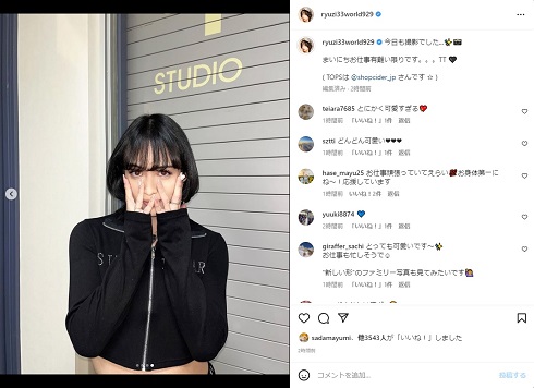 “SUPERFRESH”なヘソ出しルックで登場したryuchell