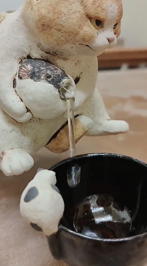 水を吐くフグが忘れられず「フグを抱えた猫徳利」を作ってしまう　「売ってたら買っちゃう」「今年イチで心惹かれる」