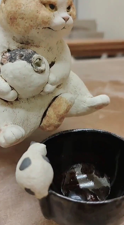 水を吐くフグが忘れられず「フグを抱えた猫徳利」を作ってしまう　「売ってたら買っちゃう」「今年イチで心惹かれる」