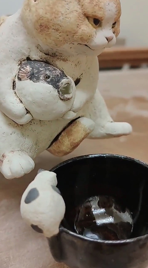 水を吐くフグが忘れられず「フグを抱えた猫徳利」を作ってしまう　「売ってたら買っちゃう」「今年イチで心惹かれる」