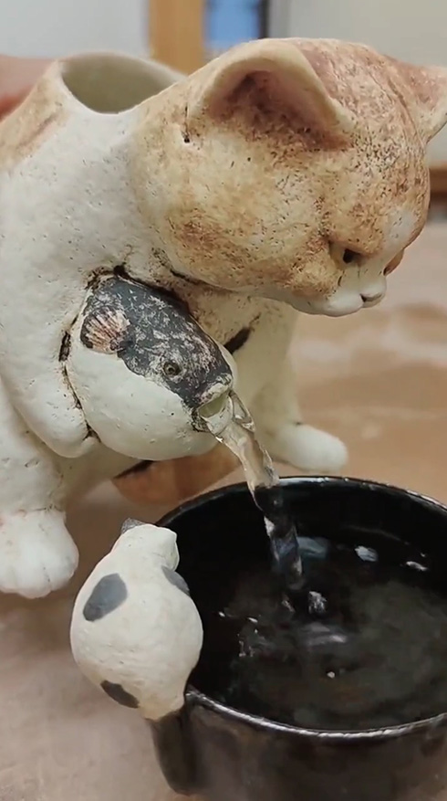 水を吐くフグが忘れられず「フグを抱えた猫徳利」を作ってしまう　「売ってたら買っちゃう」「今年イチで心惹かれる」
