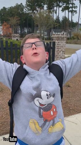 「Boy Gets Astonished by Grandparents' Surprising Visit - 1381204-3」