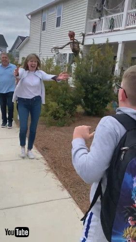 「Boy Gets Astonished by Grandparents' Surprising Visit - 1381204-3」