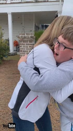 「Boy Gets Astonished by Grandparents' Surprising Visit - 1381204-3」