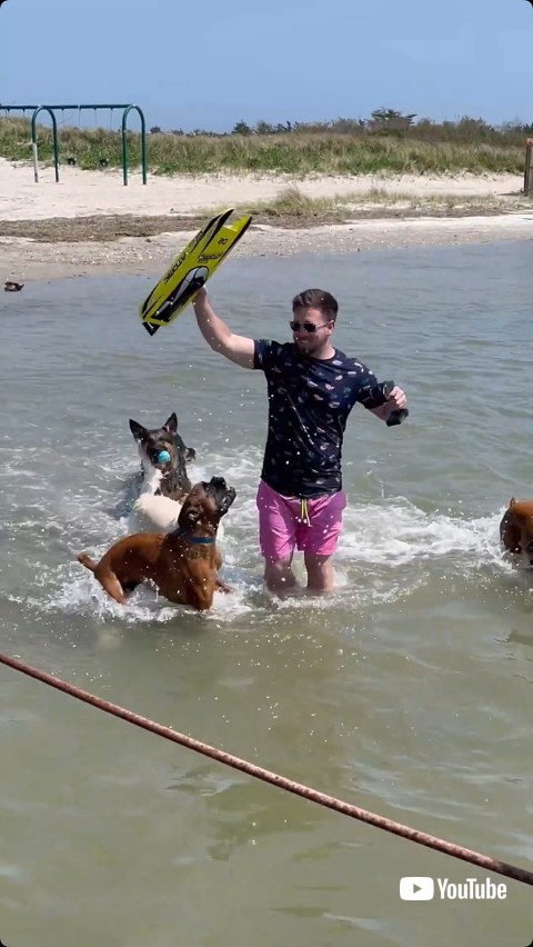 再びラジコンボートを投げる直前の様子