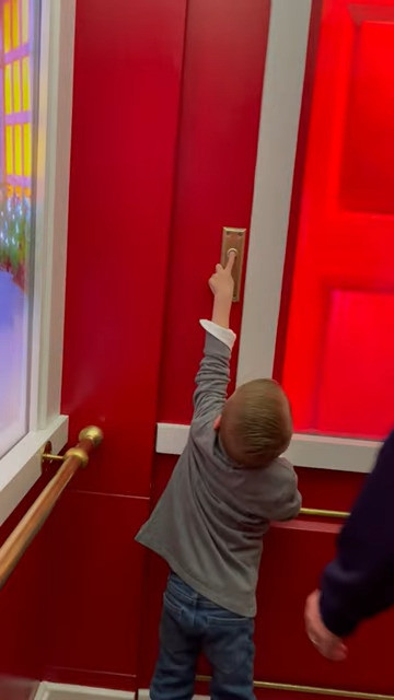 サンタハウスにやって来た男の子