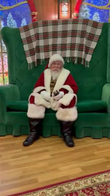 サンタハウスにやって来た男の子