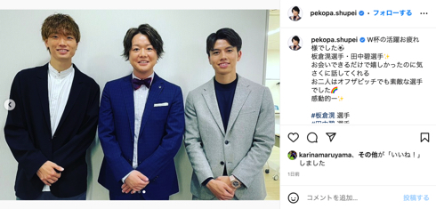 「ぺこぱ」シュウペイとスーツ姿のサッカー日本代表・板倉滉選手と田中碧選手