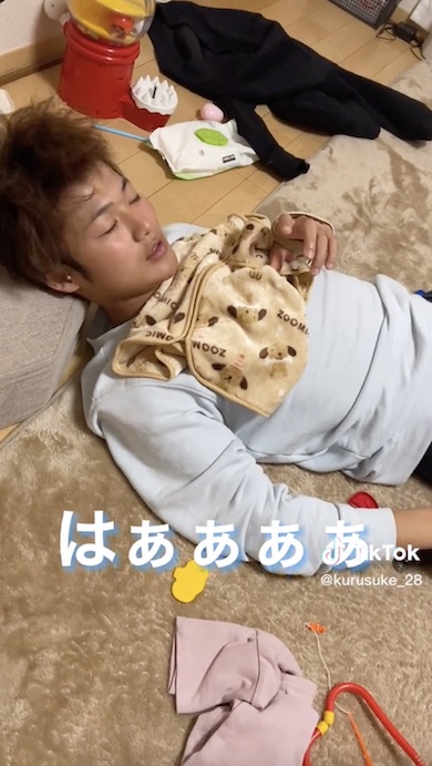 大きなため息をつくパパの写真