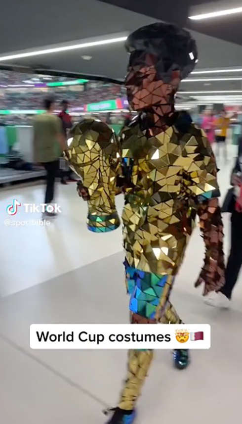 脳をバグらせる全身ミラーボールのコスプレの人がW杯会場に出現　「実写版ポリゴン」「かっこいい」など話題