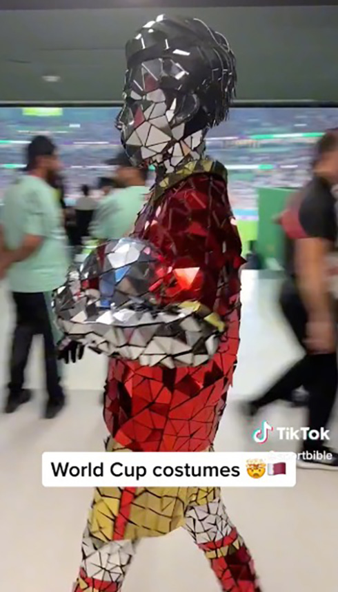 脳をバグらせる全身ミラーボールのコスプレの人がW杯会場に出現　「実写版ポリゴン」「かっこいい」など話題
