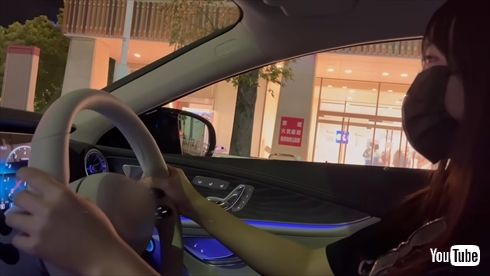 両親を乗せて初運転する本田望結