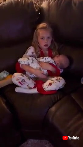 赤ちゃんを抱っこする女の子