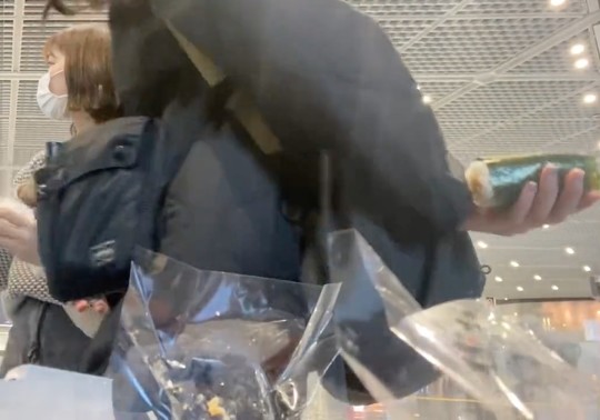 イケメン”のクリエイターに話しかけられ、持っていた納豆巻きをとっさに隠そうとする人の動画がTwitterで注目を浴びています