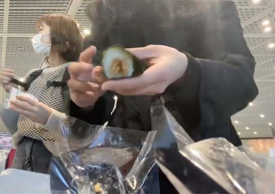 “イケメン”のクリエイターに話しかけられ、持っていた納豆巻きをとっさに隠そうとする人の動画がTwitterで注目を浴びています