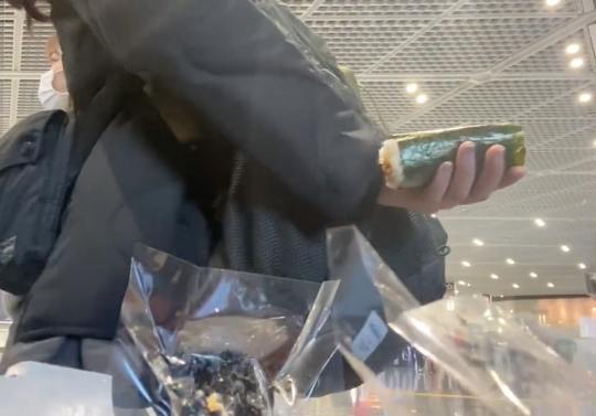 イケメン”のクリエイターに話しかけられ、持っていた納豆巻きをとっさに隠そうとする人の動画がTwitterで注目を浴びています