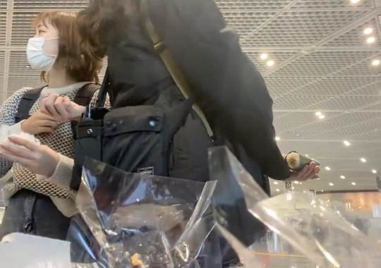 イケメン”のクリエイターに話しかけられ、持っていた納豆巻きをとっさに隠そうとする人の動画がTwitterで注目を浴びています