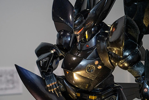 グリフォン立像