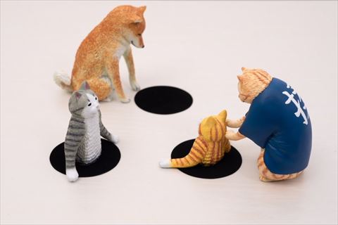 ぬいぐるみとソファで並ぶワンコ