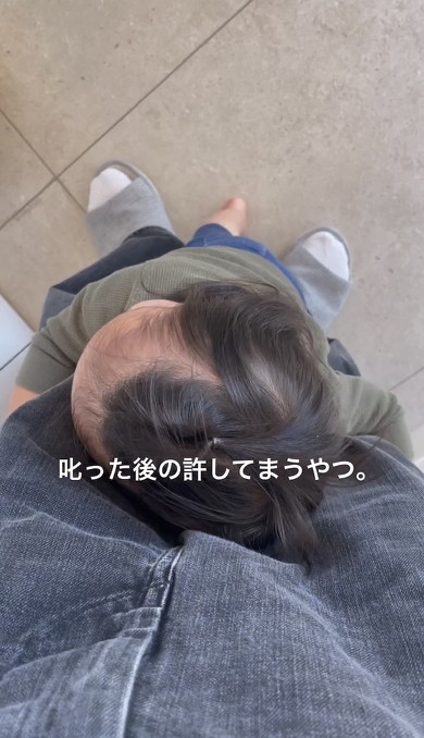 パパを抱きしめる悠真くん