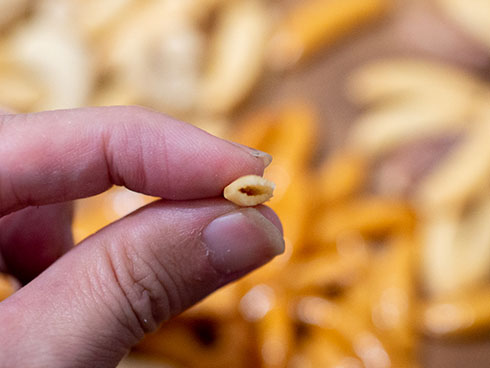 亀田のなぜうま・柿の種は空洞