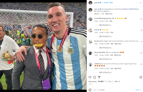 フランコ・アルマーニのメダルをかむ「ソルトベー」ことヌスレット・ギョクチェ