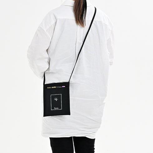 文豪グッズ・サコッシュ着用例