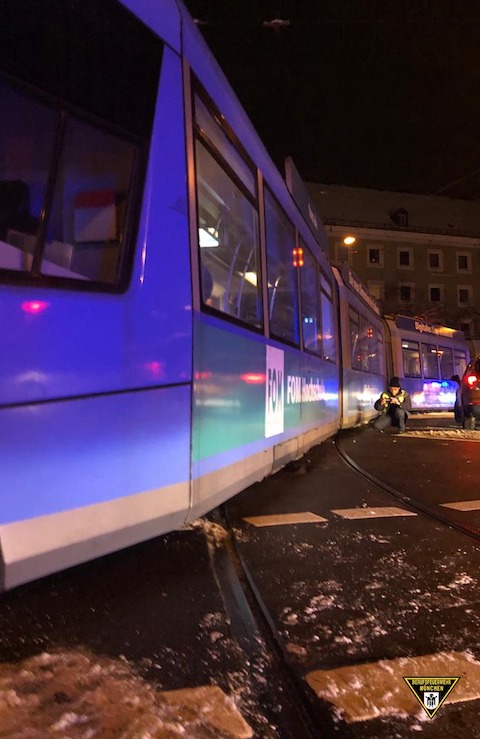 ドイツ ミュンヘン 事故 路面電車 トラム 脱線 消防隊 筋肉 レスキュー