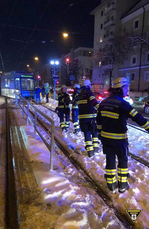 ドイツ ミュンヘン 事故 路面電車 トラム 脱線 消防隊 筋肉 レスキュー