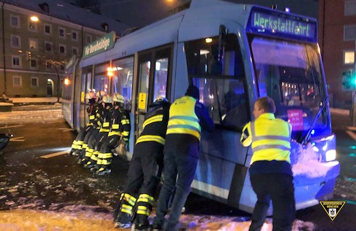 ドイツ ミュンヘン 事故 路面電車 トラム 脱線 消防隊 筋肉 レスキュー