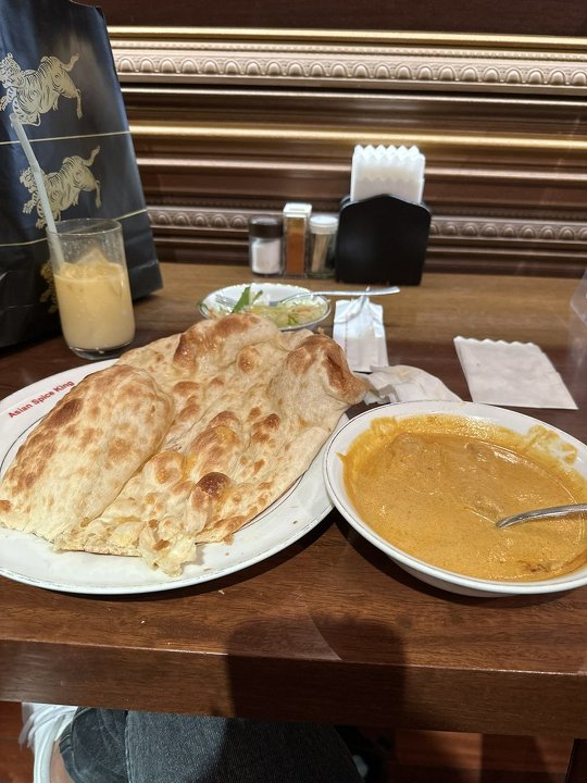 「インド人の私が初めて日本でインドカレーを食べてみた。ヤバい。うますぎる」――。インド出身のアメリカ人が、来日してインドカレーを食べた感想がTwitterで注目を集めています