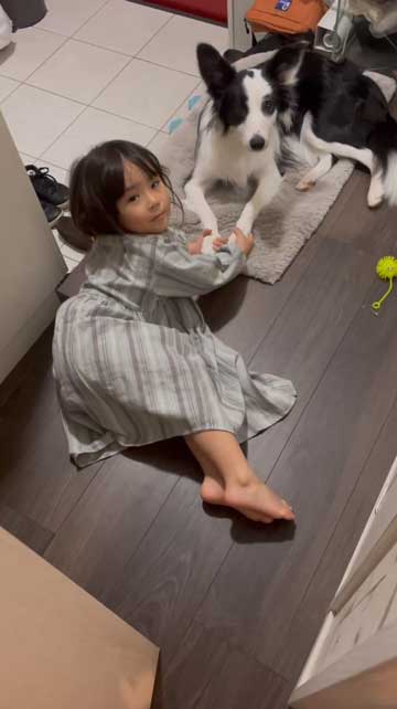 玄関にいる娘と犬