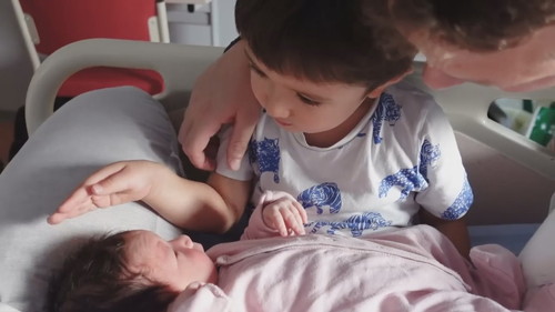 「生まれたばかりの妹に会えて、デレデレが止まらない」