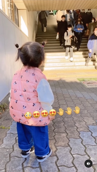 祖母を待つ2歳女の子の写真