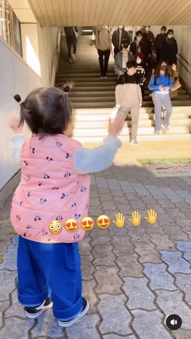 祖母を見つけて喜ぶ2歳女の子の写真