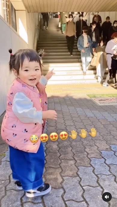 笑顔で振り向く2歳女の子の写真