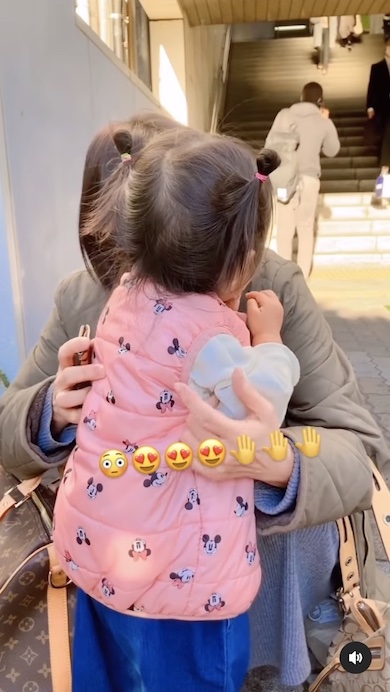 女の子を抱き締める祖母の写真