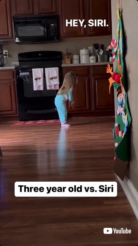 Siriに話し掛ける少女