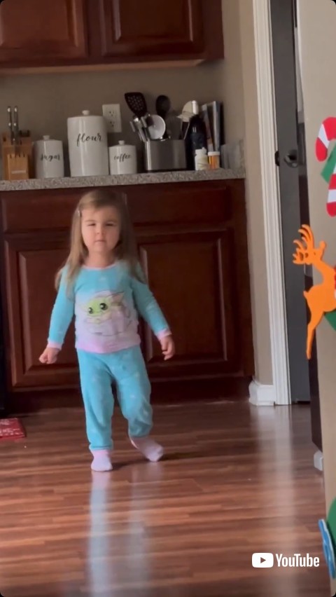 カメラの方を向く少女