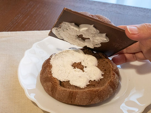 はみでる板チョコメロンパン・上のパンをあけたところ