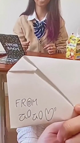 「昨日のプリ渡す平成ギャル」