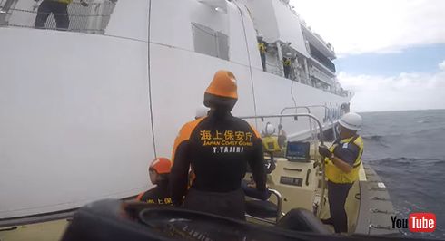 現場へ急行する警備救難艇と潜水士