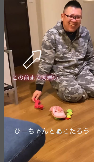 笑顔を向ける夫